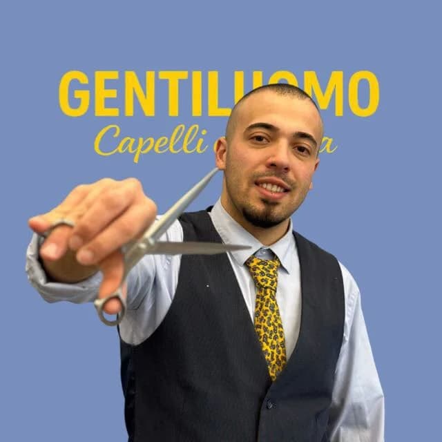 Nicola Rachiele, titolare di Gentiluomo Capelli e Barba, con le forbici da barbiere